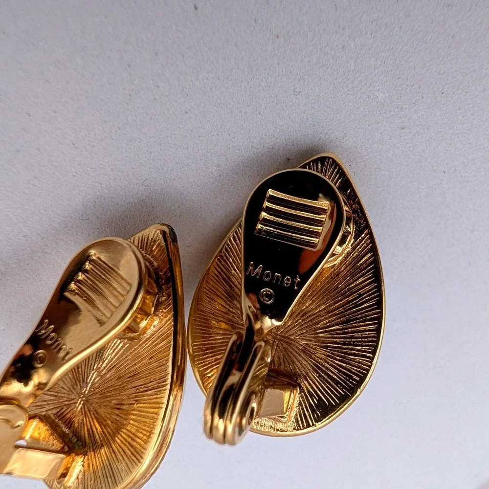 Vintage Monet Gold Tone Teardrop Faux Pearl Clip On Earrings 3805